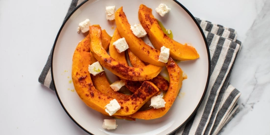 Pečene bučne rezine z balzamično glazuro in feta sirom